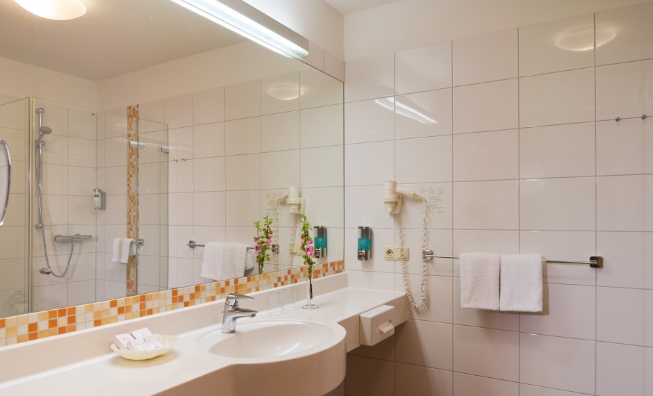 Duschen mit ebenerdigem Einstieg und große Waschtische bieten die Bäder in den Komfortzimmer