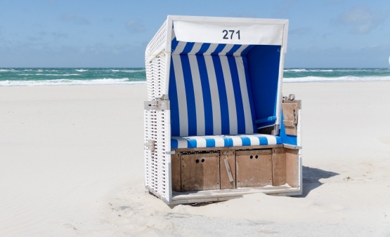 beach-chair-g90b6cd52c_1920